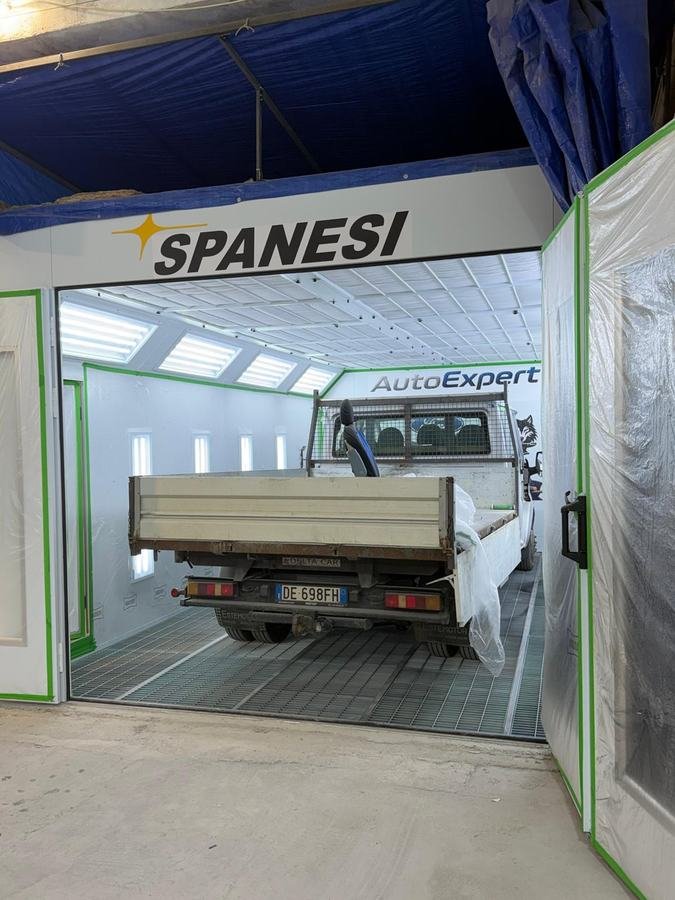 Cabina de vopsire Spanesi din atelierul AutoExpert Solutions, cu o autoutilitară pregătită pentru lucrare