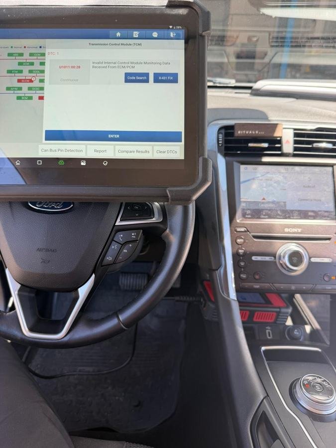 Tester Launch X-431 conectat la un Ford, afișând harta modulelor și codul de eroare din modulul de transmisie